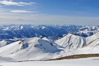 Karlı dağların görkemli panoramik manzarası. Gürcistan, Gudauri 'de kış.