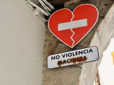 Graus, Huesca, Aragon, İspanya - 28 Ağustos 2023: mekanik şiddete karşı sosyal kampanyanın işareti duvara asıldı. Şiddeti durdurun sloganı İspanyolca yazılmış, aile içi şiddet.