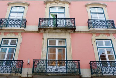 Lizbon, Portekiz şehir merkezinin dışından canlı pembe rengin kaliteli dış görünüşü
