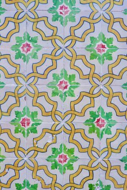 Lizbon, Portekiz sokaklarında çiçek desenli soluk sarı ve yeşil renkli klasik seramik fayanslar. Eski Portekiz kiremit geleneği.