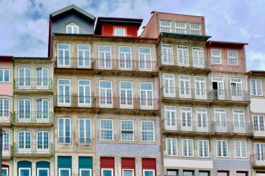 Porto, Portekiz merkezindeki Ribeira bölgesinde farklı renklerde klasik tarihi binalar..