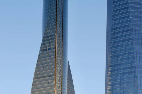 Moderna Blå Skyskrapor Mot Klar Ljus Himmel Företagslandskap Bakgrund — Stockfoto