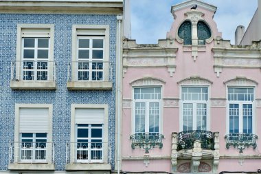 Portekiz, Aveiro şehir merkezindeki geleneksel seramik fayanslarla dekore edilmiş farklı renkte klasik klasik binalar..