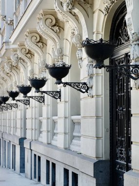 Madrid, İspanya 'nın göbeğinde barok tarzı zengin cephesi. Dikey fotoğraf.