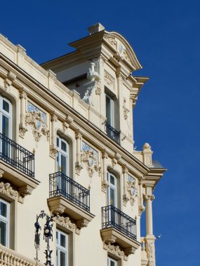 Madrid, İspanya 'da Neo klasik zariflik cephesi. Dikey fotoğraf.