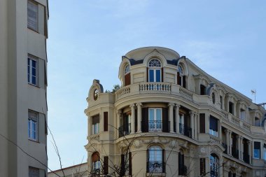 Madrid, İspanya 'nın köşesinde zarif bir bina. Fotoğraf alanı kopyala.