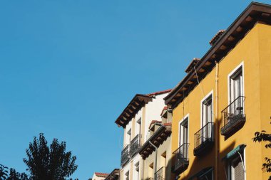 Madrid, İspanya 'da farklı renklerde eski moda binalar. Şehir mimarisi.