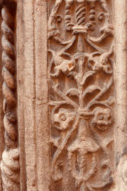 İspanya, Toledo 'da bir duvardaki karmaşık desenlerin detaylı paneli yıpranmış..