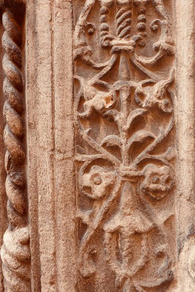 Проветриваемая детальная панель сложного рисунка на стене в Толедо, Испания.