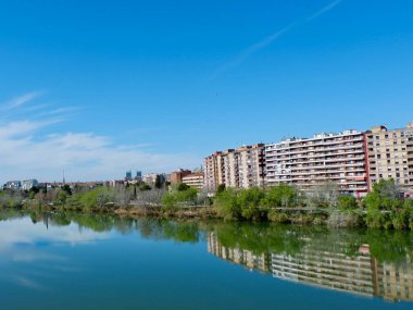 İspanya, Aragon, Zaragoza 'da Ebro nehrinin sol kıyısına ve Actur ilçesinin yerleşim binalarına bakın..