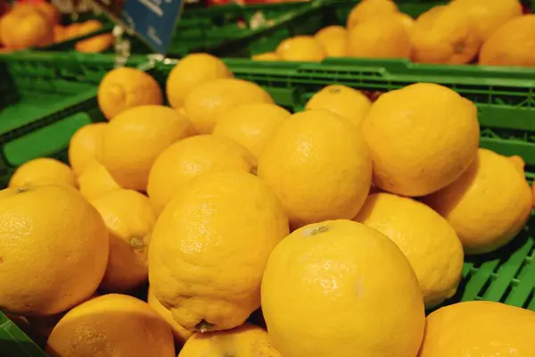 Citrons Dans Les Boîtes Exposées Supermarché Espagne Images De Stock Libres De Droits