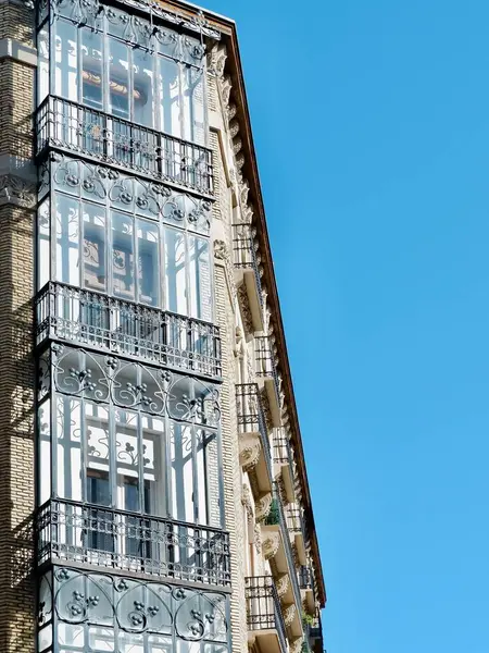 Bogate Balkony Vintage Wykonane Kutego Metalu Podświetlone Słońcem Saragossie Hiszpania Zdjęcia Stockowe bez tantiem