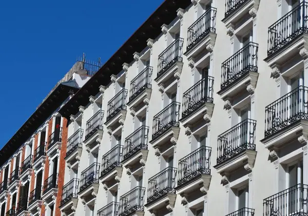 Staromodna Fasada Balkonem Tradycyjna Hiszpańska Architektura Centrum Madrytu Hiszpania Obrazek Stockowy