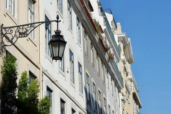 Antiguo Farol Moda Contra Las Fachadas Tradicionales Lisboa Portugal Arquitectura Imágenes De Stock Sin Royalties Gratis
