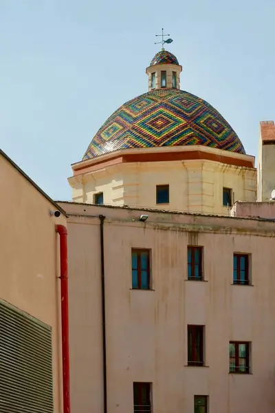 Kolorowa Kopuła Kościoła San Michele Centrum Alghero Włoszech Zdjęcie Pionowe Obraz Stockowy
