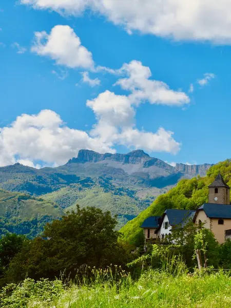 Żywy Krajobraz Górski Widziany Miejscowości Accous Francji Zdjęcie Pionowe Retro Obrazy Stockowe bez tantiem