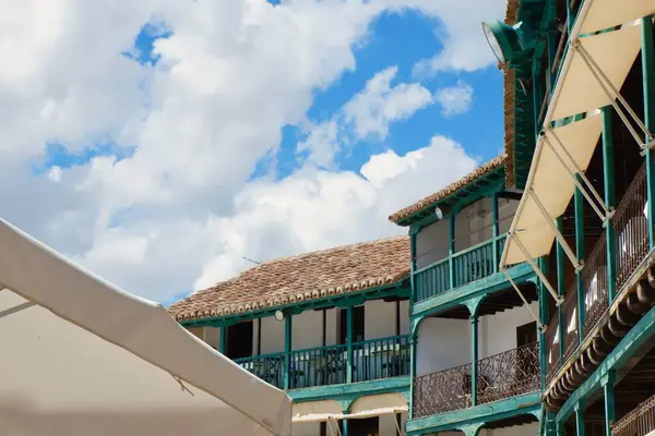 Kolorowe Balkony Zabytkowe Fasadach Budynków Widziane Tarasu Letniego Centrum Wioski Obrazy Stockowe bez tantiem