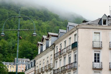 Fransız Pirenesi, Fransa 'da kasvetli sisli bir günde klasik Fransız binaları dağa karşı..