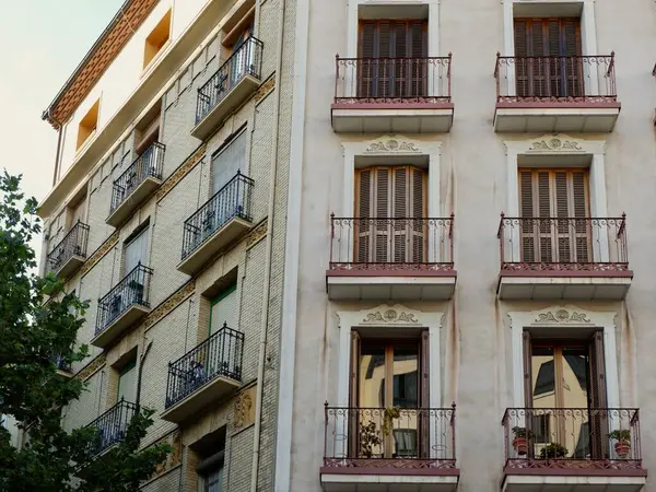 Zaragoza, İspanya şehir merkezinde pencere ve balkonları olan köşe klasik bina..