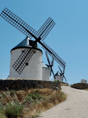 Konsuegra 'daki antik yel değirmenleri, Castilla La Mancha, İspanya. Dikey fotoğraf.