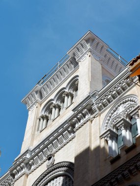 Madrid şehir merkezi, Chueca bölgesi, İspanya barok dekorasyonlu klasik klasik bina manzarası.