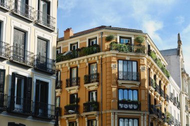 Madrid şehir merkezi, Chueca bölgesi, İspanya 'nın çeşitli renklerinde klasik vintage cepheler..