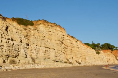 Portekiz 'in gün batımında Algarve bölgesinin sakin plajlarında..