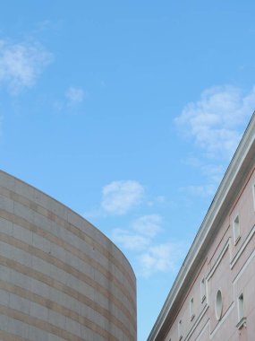 Ön cephe duvarlarını fotokopi aletiyle kaplamış. Dikey fotoğraf.