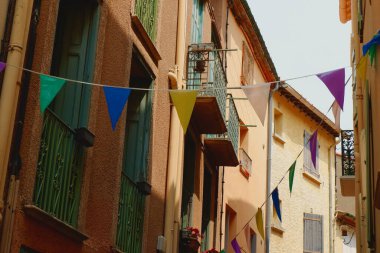 Fransa 'nın dar Fransız caddesinde gösterişli süslemelerle dolu samimi cepheler..