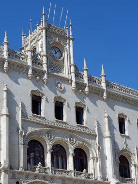 Portekiz 'de beyaz renkli, kıvırcık, detaylı süslemeleri olan klasik bir ön cephe. Dikey fotoğraf.