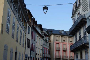 Kırsal Fransa 'da klasik cadde cepheleri.