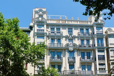 Madrid 'in merkezindeki Chamartin bölgesinde, beyaz renkli klasik binaların zarif cephesi. İspanyol klasik mimarisi.