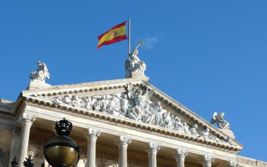 İspanya 'nın Madrid kentindeki İspanya Ulusal Kütüphanesi' nin soyuna bakıyoruz. 1896 'da inşa edilmiş..