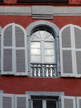 Kırsal Fransa 'da güneş gözlüğü takan klasik açık pencere dışarıdan görülüyor. Fransız mimarisi.