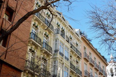 Zaragoza, İspanya 'da farklı renkte ve stilde zarif zengin cepheleri var. İspanyol klasik mimarisi.