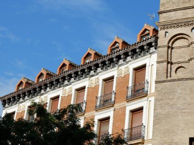 İspanya, Aragon, Zaragoza 'da güneş tarafından yakılan tuğlalardan yapılmış zarif vintage cepheler. İspanyol Mimarisi.