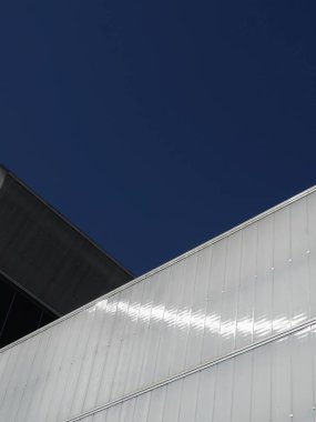 Canlı beyaz ve mavi renklerin basit mimari biçimleri