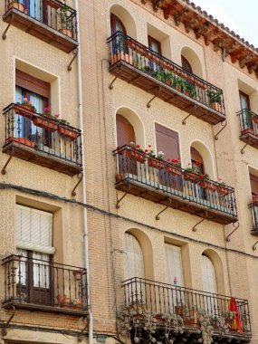 İspanya, Segovia 'da bitkilerle dekore edilmiş konut binaları cephesi.