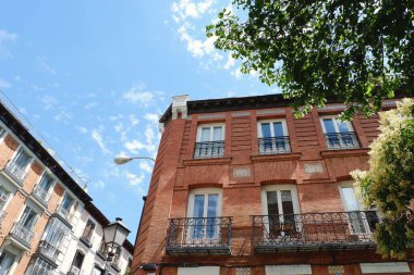 Madrid, İspanya 'da tuğlalardan yapılmış klasik binalar. İspanyol mimarisi.