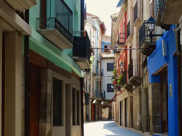 Çakıl taşı ara sokakları, İspanya 'nın Graus kentinde barışçıl bir atmosfer yayarak balkonlar ve saksı bitkileriyle süslenmiş pastel renkli binaların bir karışımını içeriyor. 