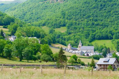 Büyüleyici bir köy açık mavi gökyüzünün altında canlı yeşil tepelerle çevrilidir. Bu huzurlu ortamda geleneksel mimari, ağaçlar ve tarlalar, barışçıl bir atmosfer yaratıyor..