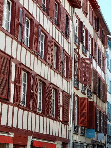 Büyüleyici şehirde yarı ahşap mimarisi olan kırmızı panjurlu binalar var. Canlı cepheler, canlı bir muhitte geleneksel tasarımın özünü yansıtıyor..