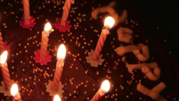 巧克力生日蛋糕慢慢变焦 肯灼伤 自制的蛋糕 — 图库视频影像
