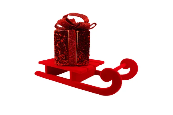 クリスマスギフト上のそりカバー付き赤ベルベット隔離 — ストック写真