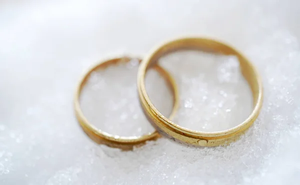 Arany Jegygyűrűk Jégen Hóban — Stock Fotó