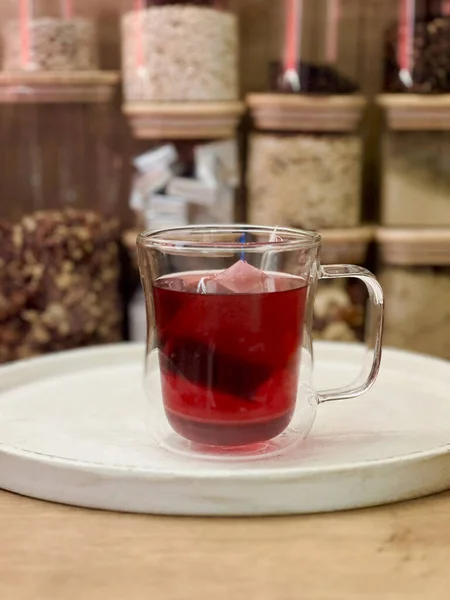 Chá Baga Vermelha Uma Xícara Vidro Cozinha — Fotografia de Stock