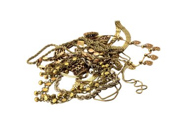 İzole edilmiş bir yığının üzerindeki eski altın mücevherler.