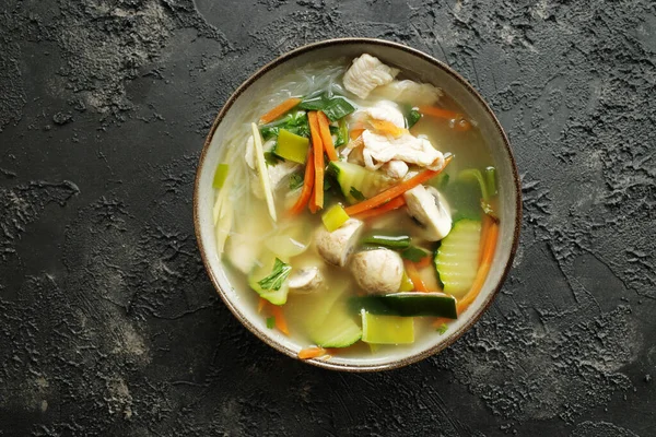 Tajska Zupa Makaronem Szklanym Warzywami Kurczakiem Ceramicznej Misce Ciemnym Tle Zdjęcie Stockowe