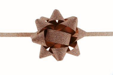 Beyaz arkaplanda izole edilmiş altın parıltılı kurdeleli büyük altın hediyeli yay.