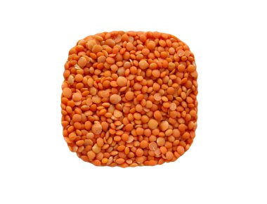 Beyaz arkaplanda kare biçiminde izole edilmiş kırmızı mercimek